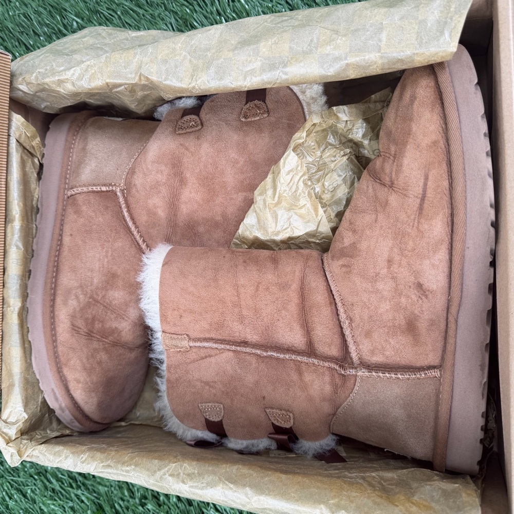 UGG Bailey Button Bow Brown Suede Winter Boots size 9
